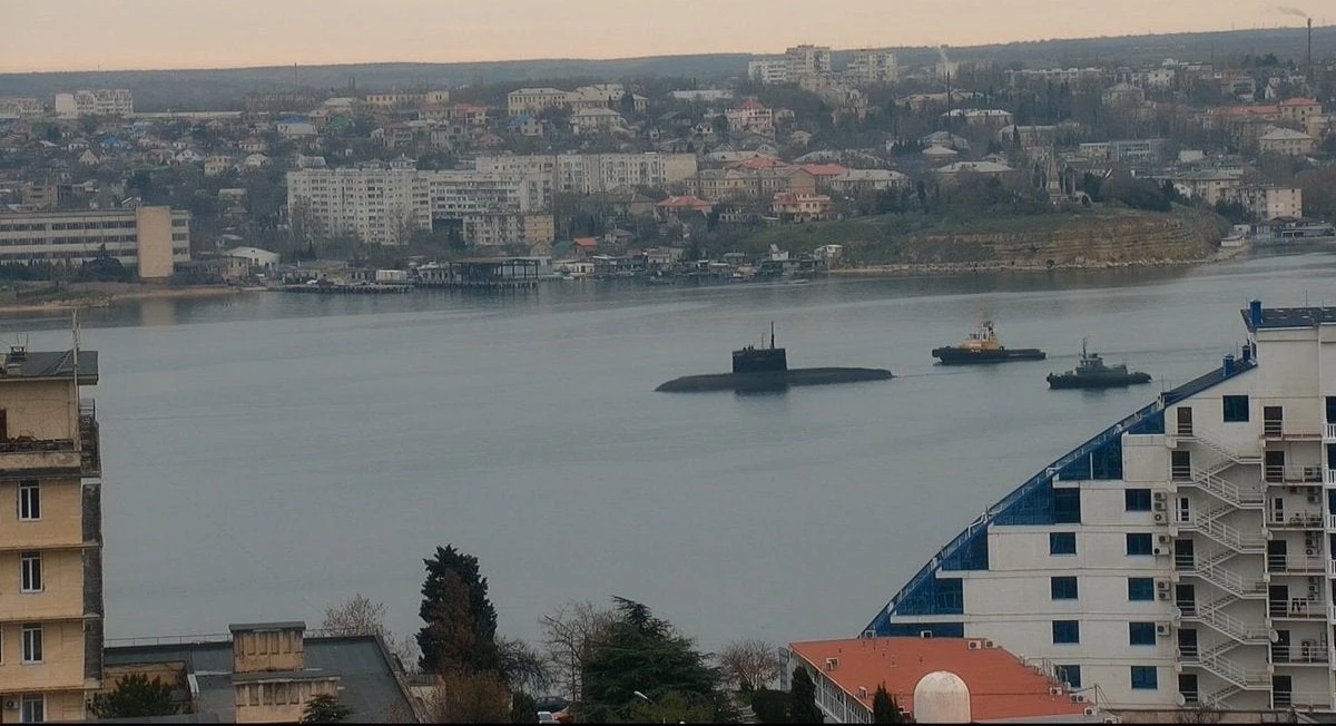 Συναγερμός στις Ρωσικές ΕΔ: Υποβρύχιο κλάσης Kilo απέπλευσε από την Σεβαστούπολη – Μαζικές μετασταθμεύσεις μαχητικών – Δείτε χάρτη